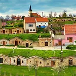 U Tri Ruzi - Adults Only Guest house