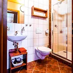 U Tri Ruzi - Adults Only 3*